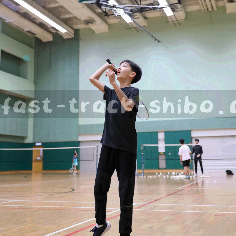 锁形与文档图标之间由弧线连接的抽象几何示意，深底青色光效