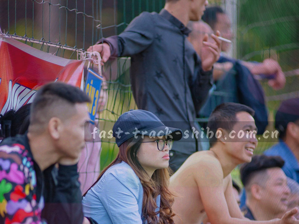 层叠云雾与远处建筑轮廓的冷绿色抽象剪影，不含可辨识的地标